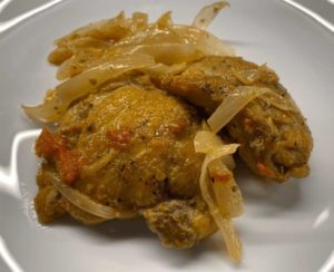 Contramuslo de pollo con guarnición de cebolla