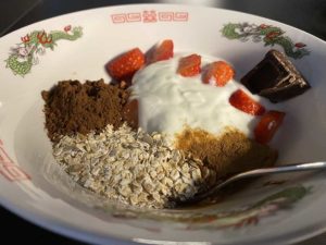 Porridge de avena, yogur y frutas