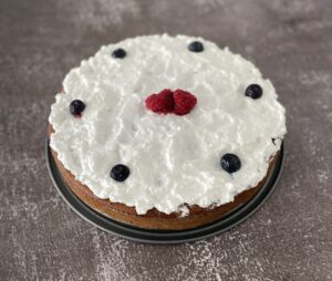 Bizcocho de naranja con cobertura de merengue