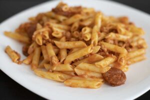Macarrones con tomate y chorizo