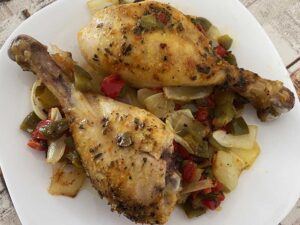 Jamoncitos de pollo con verduras al horno