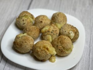 Bolitas de patata rellenas de queso