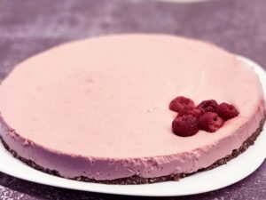 Tarta de mousse de frambuesa con base de chocolate