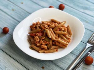 Macarrones integrales con soja texturizada y verduras