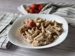 Macarrones con cherry y queso feta