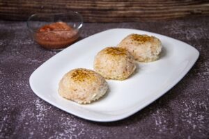Bolas de arroz frito rellenas