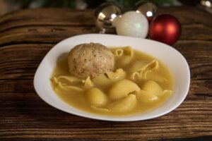 Sopa de galets con caldo de navidad casero