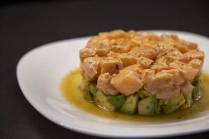 Tartar de salmón y aguacate marinado en cítricos