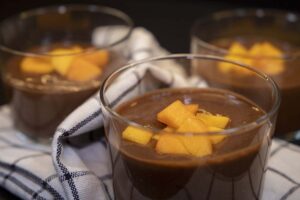 Natillas de chocolate y caqui en 5 minutos